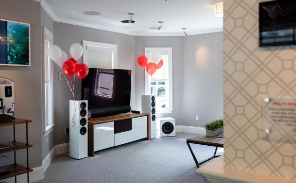 Cozy room with a TV, sound system, and festive balloons.
